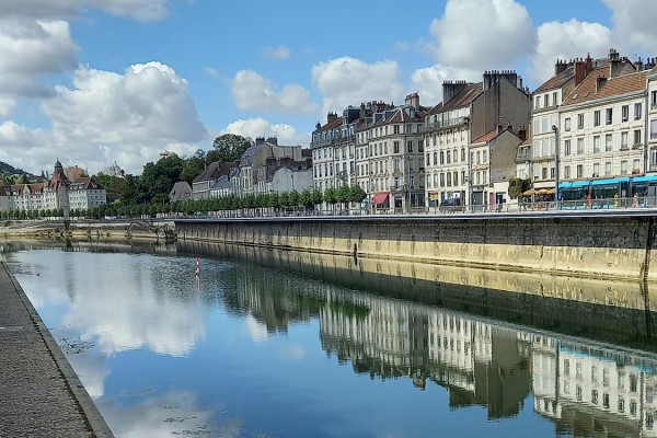 xhauflair-elisabeth-ciel-se-refletant-sur-le-doubs-a-besancon64379509-9CB8-F5C3-5B82-F382E13F4CD0.jpg
